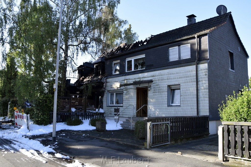 Grossfeuer Einfamilienhaus Siegburg Muehlengrabenstr P1301.JPG - Miklos Laubert